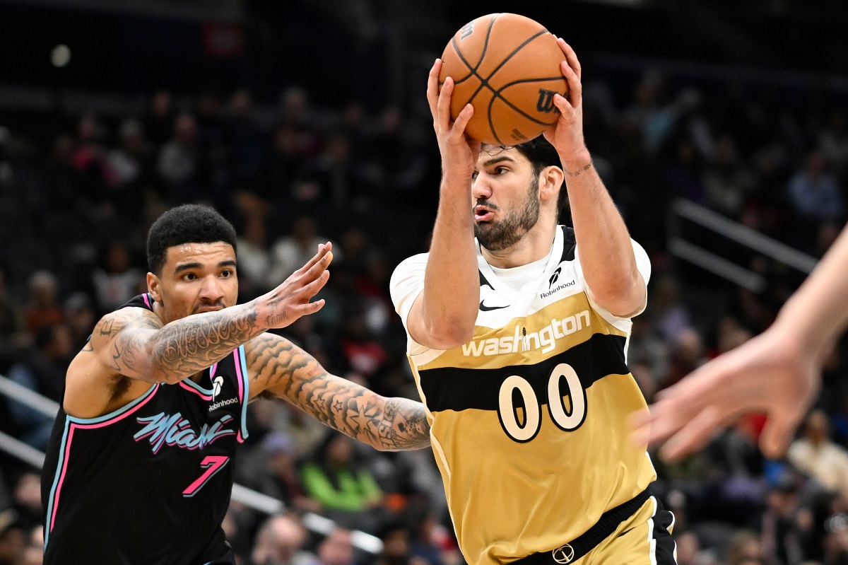 Washington Wizards forward Tristan Vukcevic (00) races to the basket against Miami Heat center Kel'el Ware during the first half of an NBA basketball game, Sunday, Feb. 8, 2026, in Washington. (AP Photo/John McDonnell)