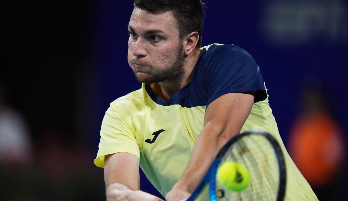 Miomir Kecmanovic of Serbia returns a shot to Terence Atmane of France during a Mexican Open tennis match in Acapulco, Mexico, Thursday, Feb. 26, 2026. (AP Photo/Eduardo Verdugo)