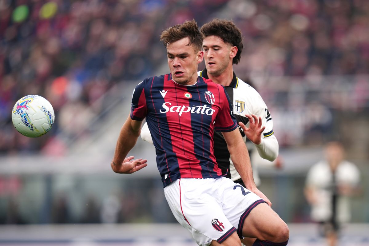 Bologna's Thijs Dallinga, left, fights for the ball with Parma's Alessandro Circati during the Italian Serie A soccer match between Bologna and Parma in Bologna, Italy, Sunday, Feb. 8, 2026. (Massimo Paolone/LaPresse via AP)
