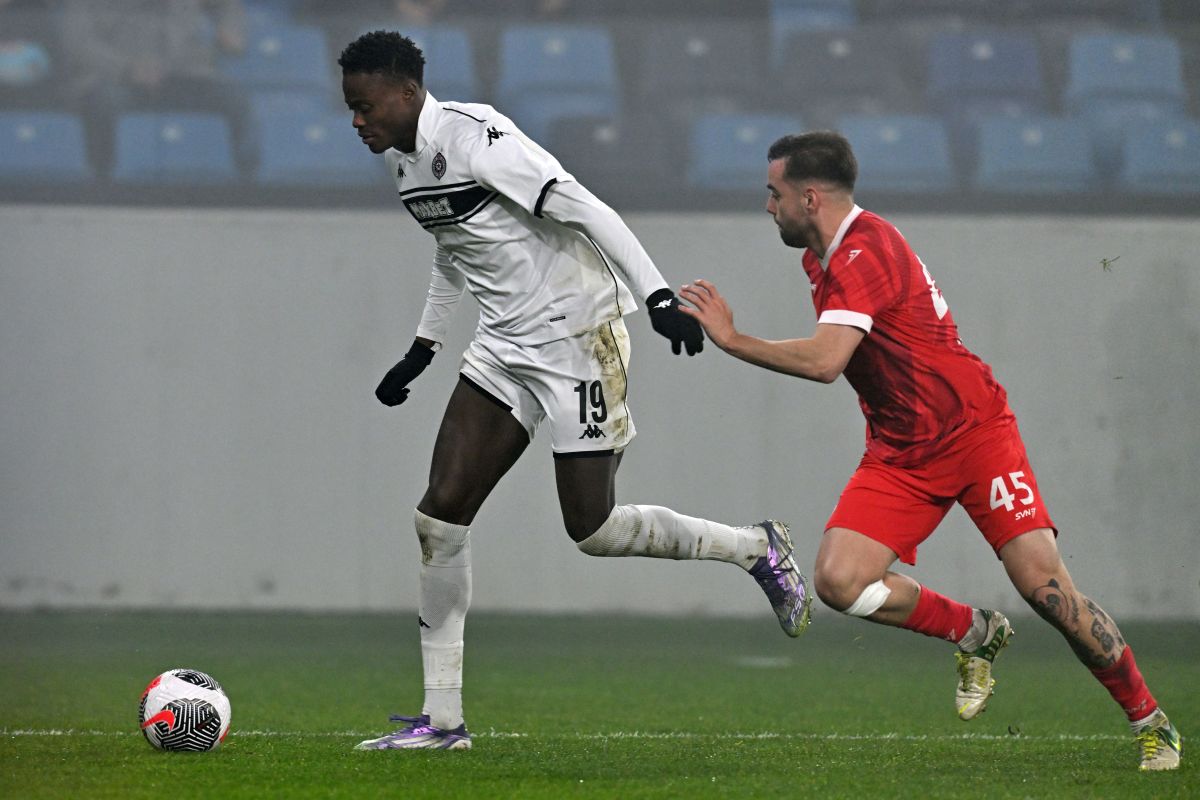 DEMBA SECK Demba Sek fudbaler Partizana na utakmici Superlige Prvenstva Srbije protiv ISMAEL CASADO CASAS Ismael Kasado Kasas iz IMT na stadionu Lagator, Loznica 20.12.2025. godine Foto: Marko Metlas Fudbal, Partizan, Superliga Prvenstvo Srbije, IMT