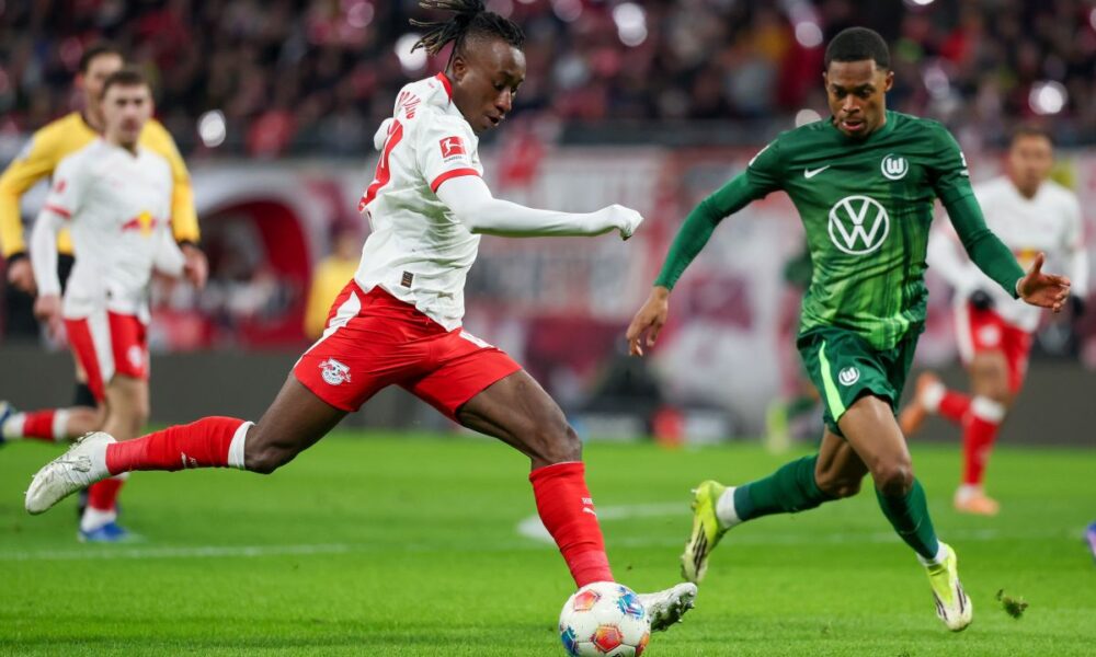 Leipzig's Yan Diomandé, left, and Wolfsburg's Jeanuel Belocian duiring the Bundesliga soccer match between RB Leipzig and VfL Wolfsburg in Leipzig, Germany, Sunday Feb. 15, 2026. (Jan Woitas/dpa via AP)