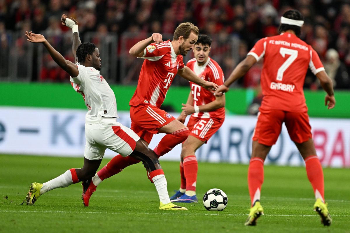 Bayern's Harry Kane, center, in action during the German Cup soccer match between Bayern Munich and RB Leipzig in Munich, Germany, Wednesday, Feb. 11, 2026. (Sven Hoppe/dpa via AP)
