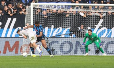 Napoli's Rasmus Hojlund , left, and Atalanta's Isak Hien battle for the ball during the Italian Serie A soccer match between A.C Atalanta B.C. and Napoli in Bergamo, Italy, Sunday, Feb. 22, 2026. (Stefano Nicoli/Lapresse via AP)