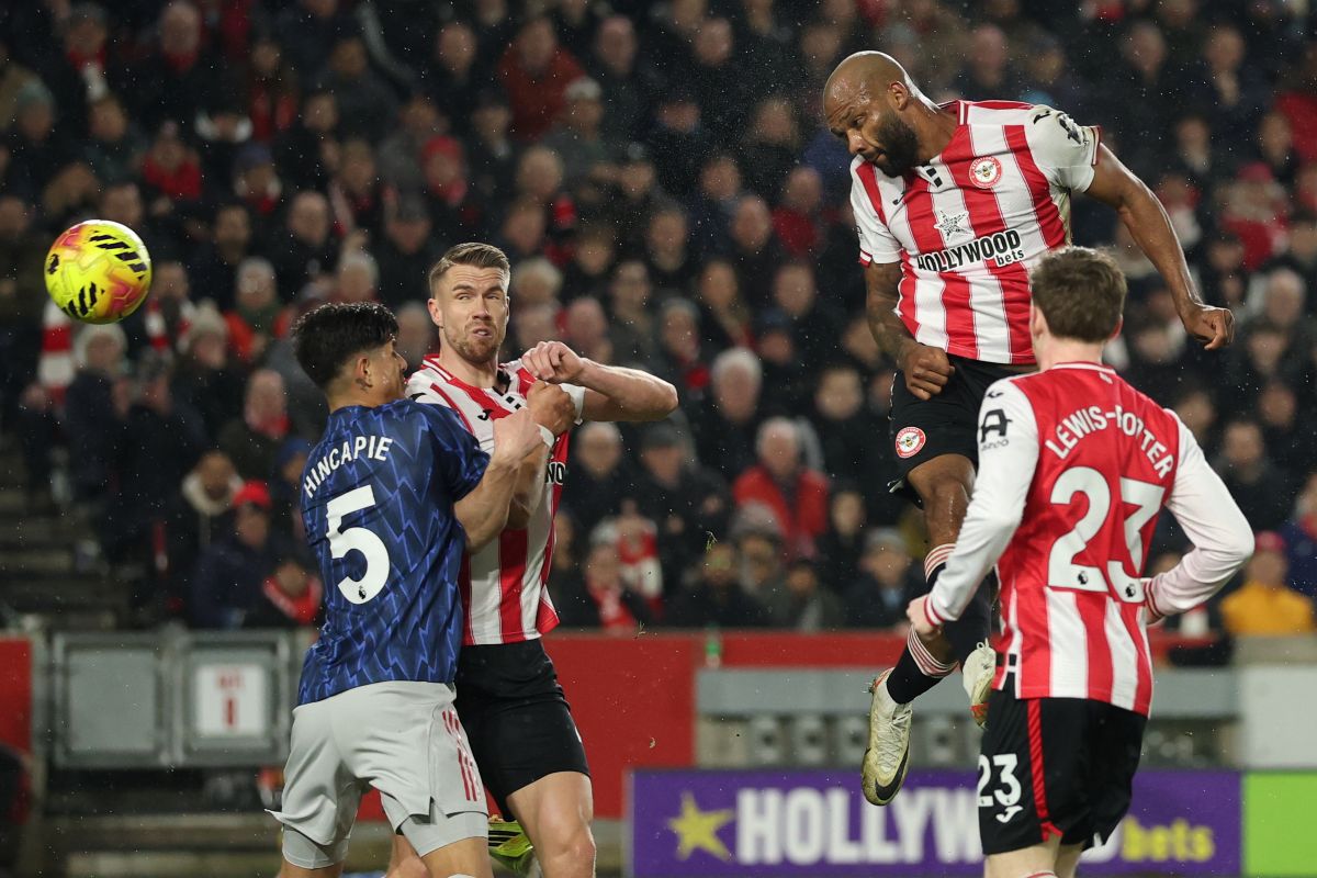 Brentford's Igor Thiago shoots during the English Premier League soccer match between Brentford and Arsenal in London, Thursday, Feb. 12, 2026. (AP Photo/Ian Walton)