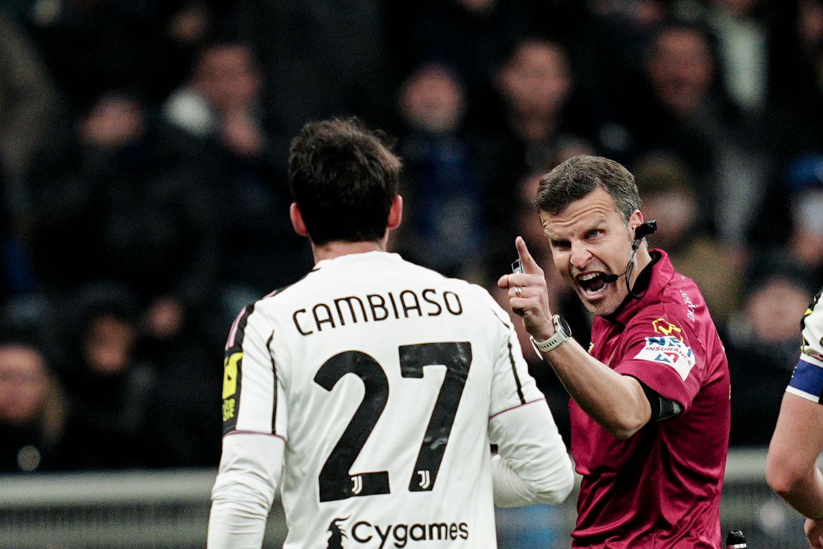 Referee Federico La Penna shouts during the Serie A soccer match between Inter Milan and Juventus, Saturday, Feb. 14, 2026, in Milan, Italy. (Marco Alpozzi/LaPresse via AP)