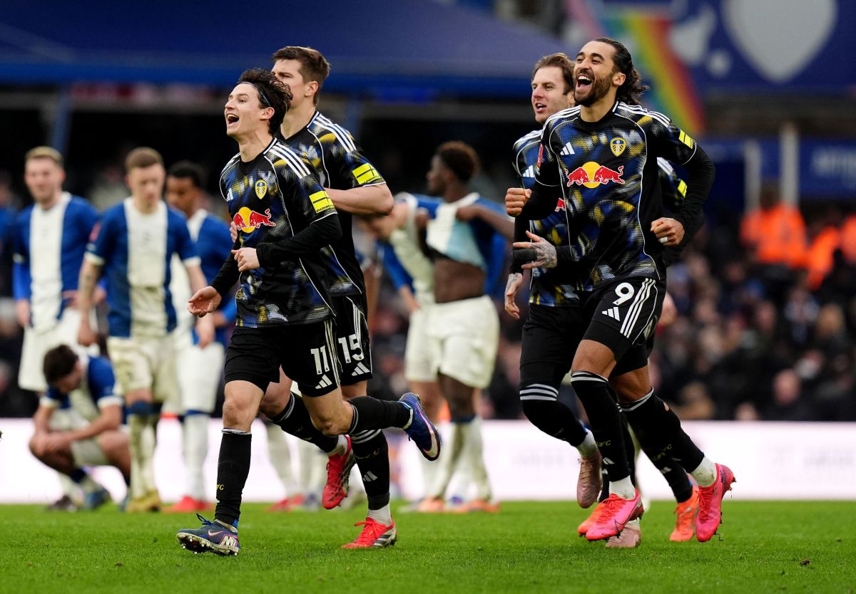 Leeds United players celebrate after winning the penalty shoot out at the end of the Emirates FA Cup fourth round match between Leeds United and Bimingham City, in Birmingham, England, Sunday Feb. 15, 2026. (Jacob King/PA via AP)