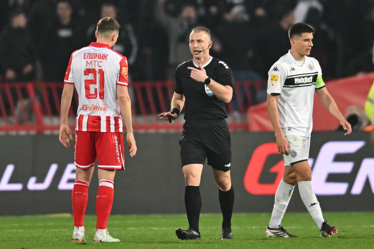 Sudija na meču Crvene zvezde na utakmici Superlige Prvenstva Srbije protiv Partizana na stadionu Rajka Mitica, Beograd, 22.02.2026. godine Foto: Marko Metlas Fudbal, Crvena zvezda, Superliga Prvenstvo Srbije, Partizan