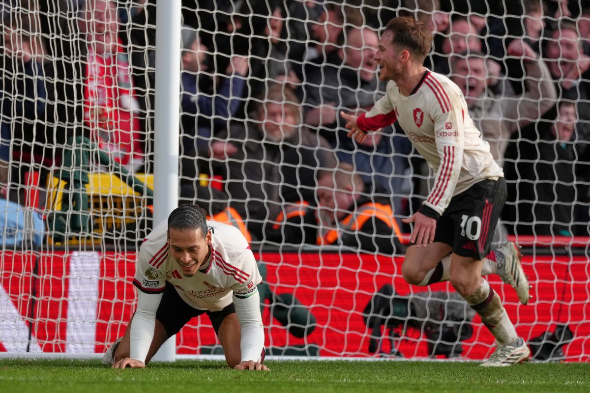 Liverpool's Alexis Mac Allister, right, celebrates scoring his side's first goal during the English Premier League soccer match between Nottingham Forest and Liverpool in Nottingham, Sunday, Feb. 22, 2026.(AP Photo/Dave Shopland)