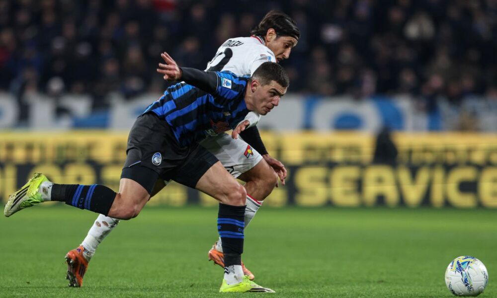 Cremonese's Youssef Maleh, back, and Atalanta's Nikola Krstovic battle for the ball during the Italian Serie A soccer match between A.C Atalanta B.C. and Cremoese in Bergamo, Italy, Monday, Feb. 9, 2026. (Stefano Nicoli/LaPresse via AP)