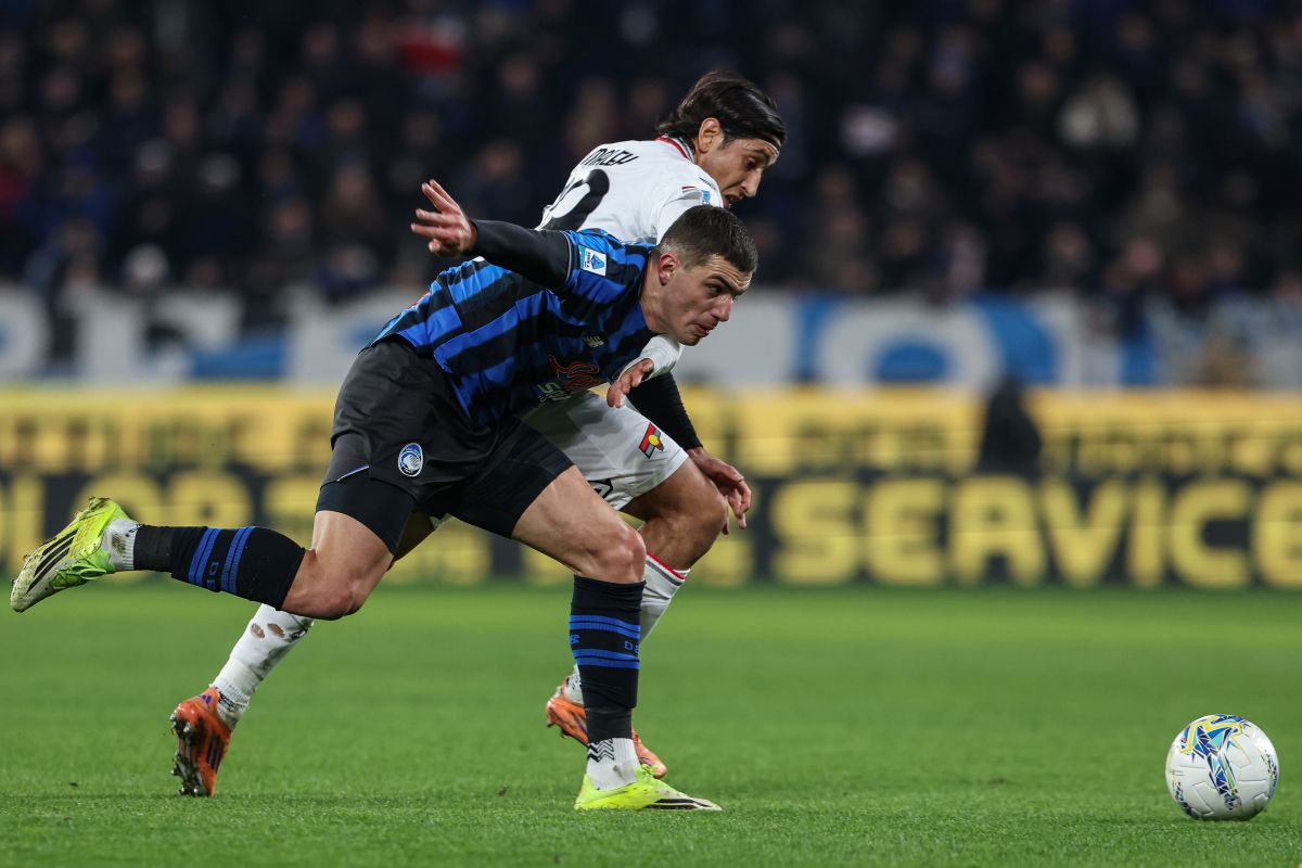 Cremonese's Youssef Maleh, back, and Atalanta's Nikola Krstovic battle for the ball during the Italian Serie A soccer match between A.C Atalanta B.C. and Cremoese in Bergamo, Italy, Monday, Feb. 9, 2026. (Stefano Nicoli/LaPresse via AP)