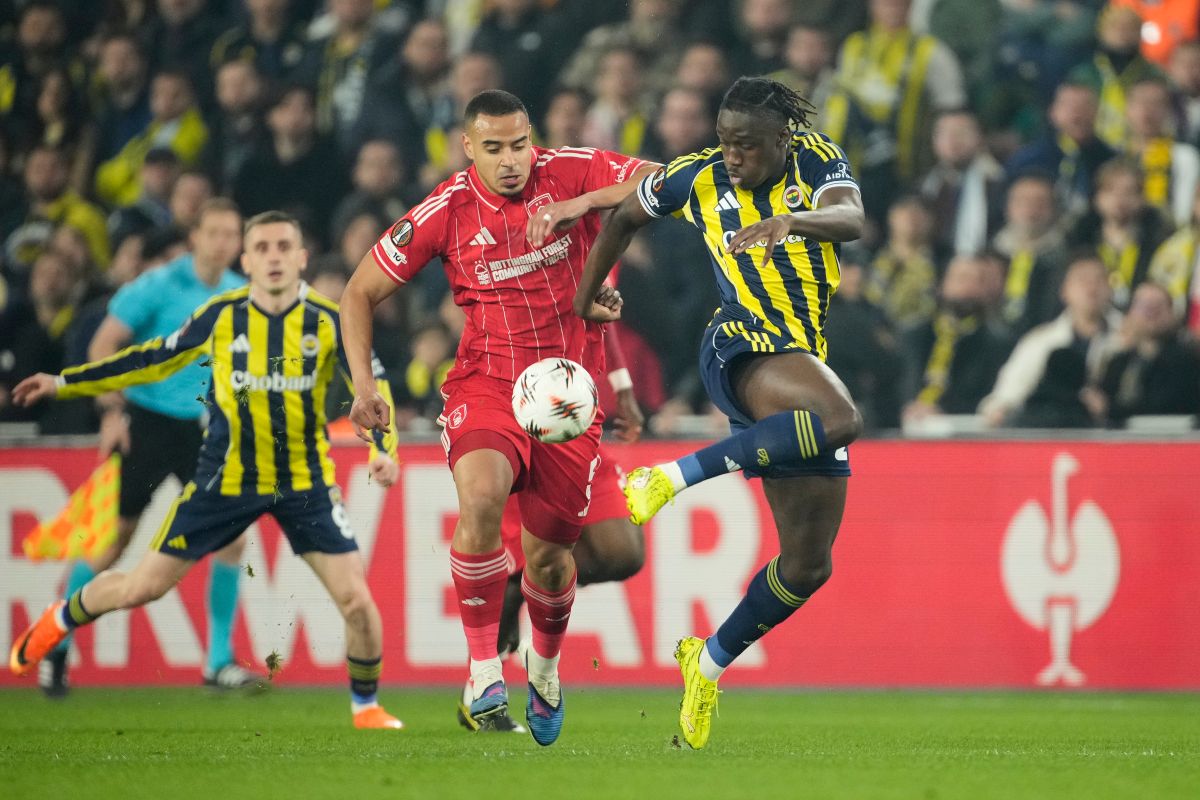 Fenerbahce's Sidiki Cherif, right, and Nottingham Forest's Murillo fight for the ball during a Europa league play-off first leg soccer match between Fenerbahce and Nottingham Forest in Istanbul, Turkey, Thursday, Feb. 19, 2026. (AP Photo/Emrah Gurel)