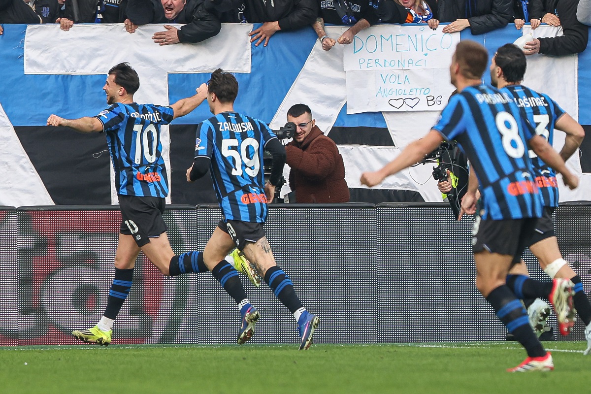 Atalanta's Lazar Samardzic celebrates after scoring during the Italian Serie A soccer match between A.C Atalanta B.C. and Napoli in Bergamo, Italy, Sunday, Feb. 22, 2026. (Stefano Nicoli/Lapresse via AP)