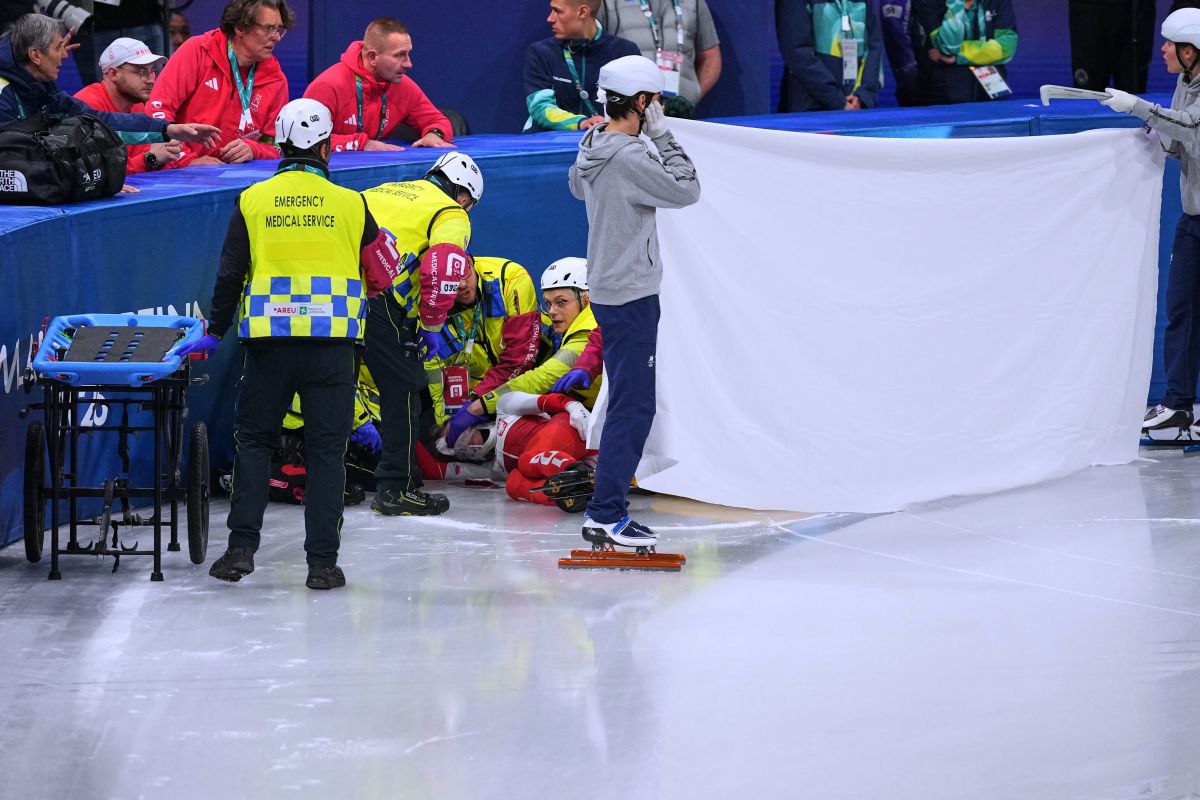 Kamila Sellier of Poland is helped after falling during a short track speed skating women's 1500 meters quarterfinal at the 2026 Winter Olympics, in Milan, Italy, Friday, Feb. 20, 2026. (AP Photo/Stephanie Scarbrough)