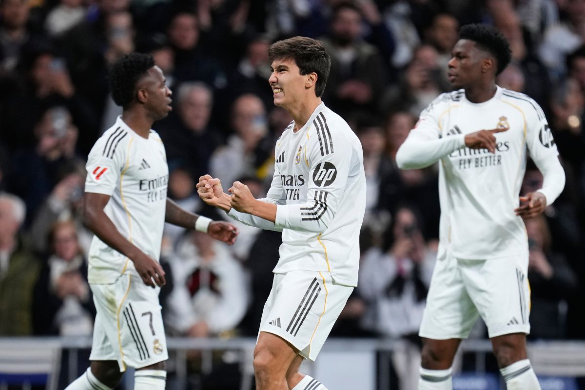Real Madrid's Gonzalo Garcia, center, celebrates scoring his side's opening goal during the Spanish La Liga soccer match between Real Madrid and Real Sociedad in Madrid, Spain, Saturday, Feb. 14, 2026. (AP Photo/Manu Fernandez)