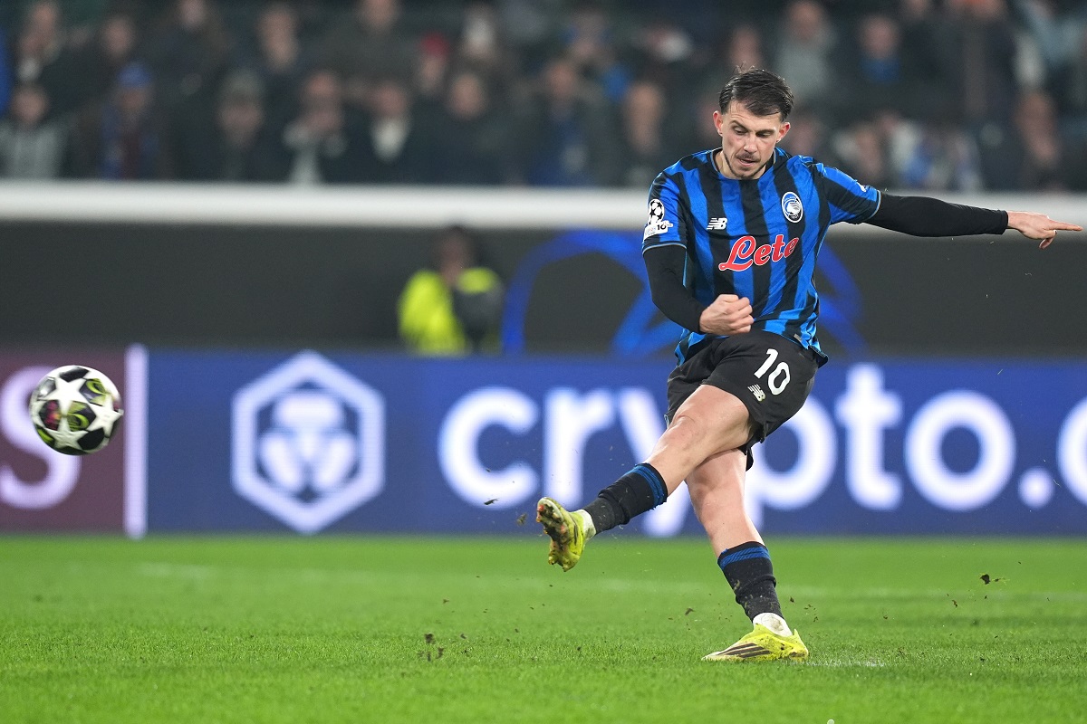 Atalanta's Lazar Samardzic scores a penalty during the Champions League second leg playoff match between Atalanta and Borussia Dortmund in Bergamo, Italy, Wednesday, Feb. 25, 2026. (Spada/LaPresse via AP)