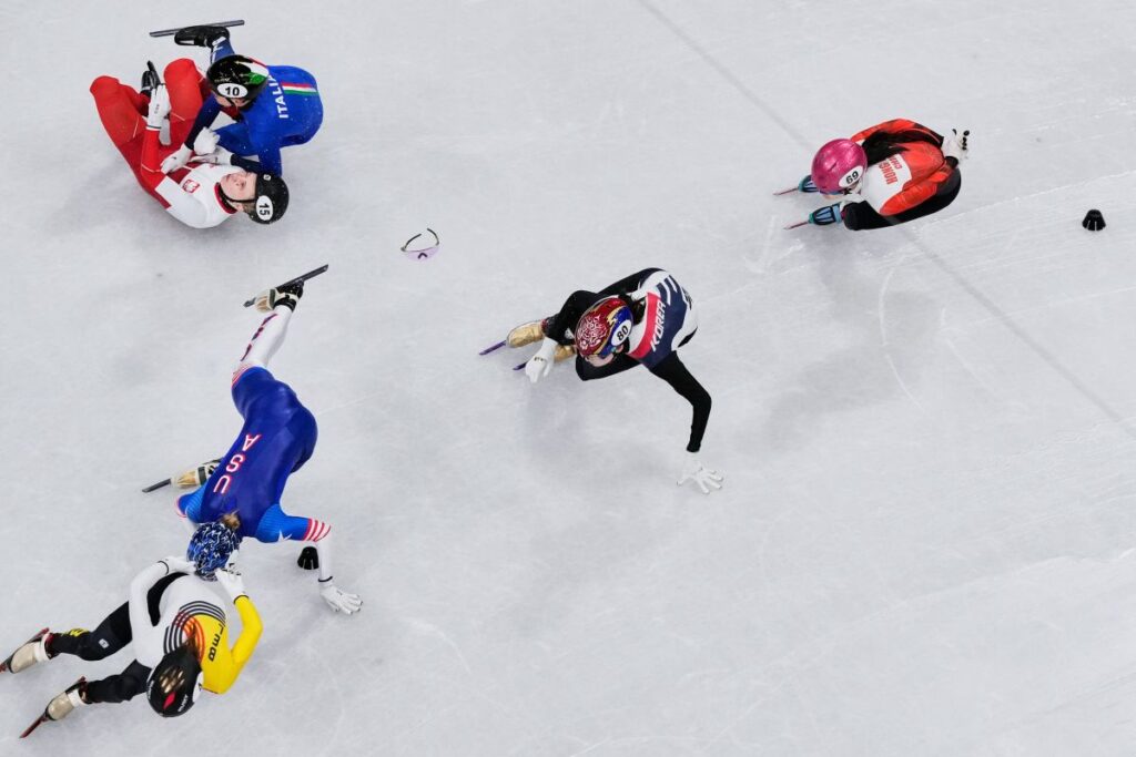 Kamila Sellier of Poland, 15, Arianna Fontana of Italy, 10, and Kristen Santos-Griswold of the United States fall during a short track speed skating women's 1500 meters quarterfinal at the 2026 Winter Olympics, in Milan, Italy, Friday, Feb. 20, 2026. (AP Photo/Bernat Armangue)