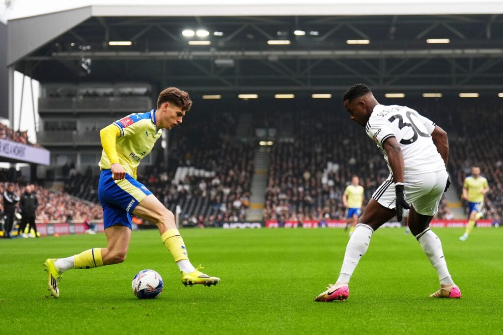 Southampton's Tom Fellows, left, and Fulham's Ryan Sessegnon battle for the ball during the English FA Cup fifth round soccer match between Fulham and Southampton in London, Sunday March 8, 2026. (John Walton/PA via AP)
