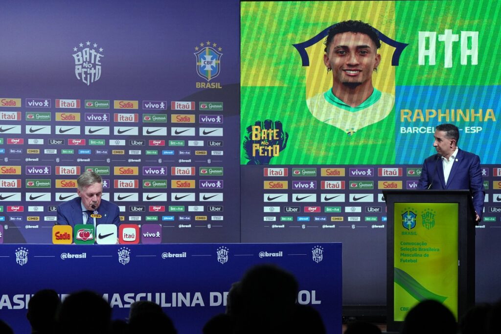 Brazil's national soccer team head coach Carlo Ancelotti, left, announces Raphinha among the players selected for upcoming friendly matches against France and Croatia in preparation for the upcoming World Cup, in Rio de Janeiro, Monday, March 16, 2026. (AP Photo/Silvia Izquierdo)