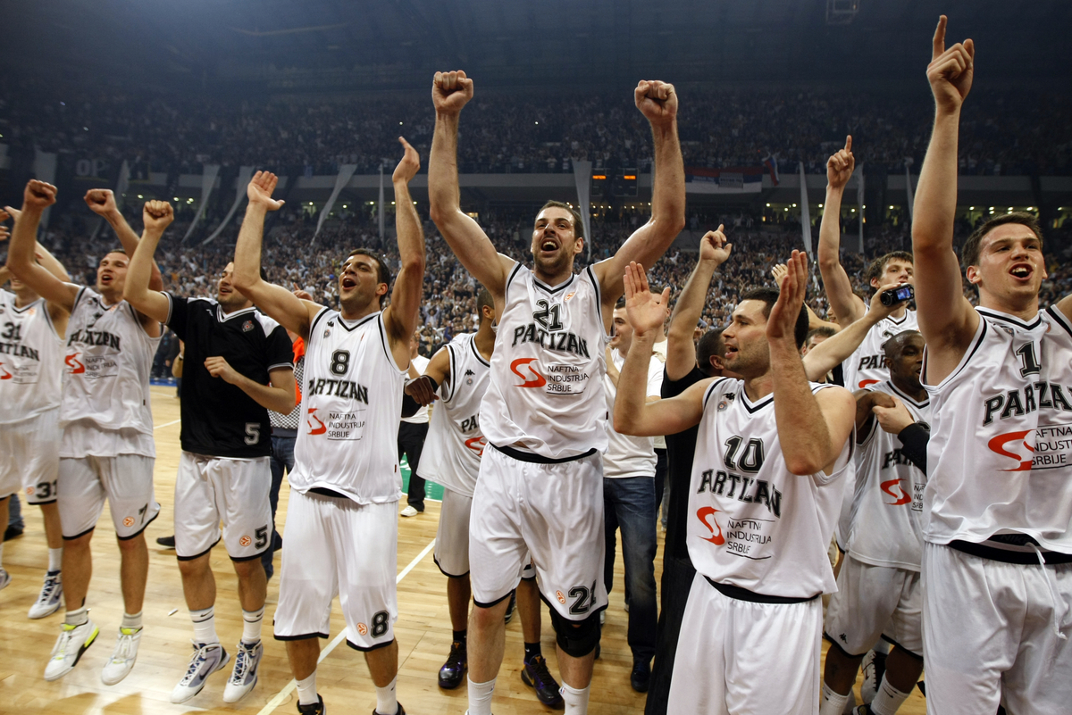 Stefan Sinovec, Strahinja Milosevic, Aleksandar Maric, Aleksandar Rasic,Aleksandar Mitrovic kosarkasi Partizana na utakmici plej ofa TOP 8 Evrolige protiv Makabija Tel Aviv hala Beogradska arena radost 01.04.2010. godine Foto: Marko Metlas