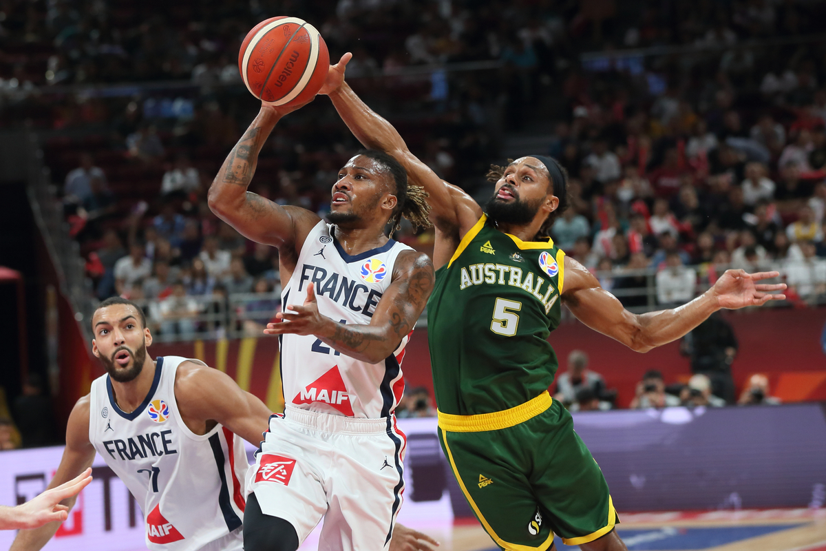 ANDREW ALBICY Endru Albisi kosarkas reprezentacije Francuske na utakmici za trece mesto bronzanu medalju Svetskog prvenstva 2019 protiv PATTY MILLS Peti Mils iz Australije u hali Vukesong Kadilak arena, Peking 15.09.2019. godine Foto: Marko Metlas Kosarka, Svetsko prvenstvo, Kina, Francuska, Australija