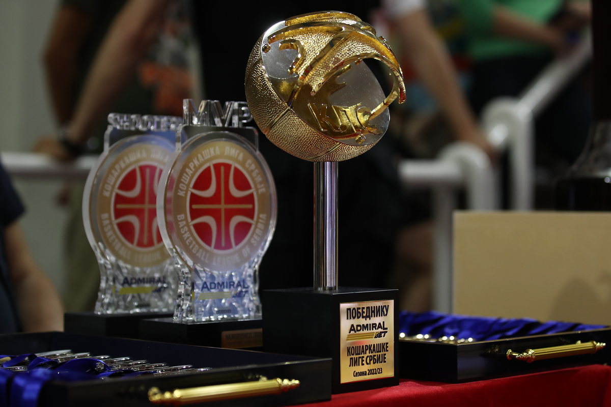 TROFEJ KLS na utakmici finala Superlige Srbije kosarkasa FMP Zeleznika protiv Crvene Zvezde u hali FMP Arena, Beograd 11.06.2023. godine Foto: Ivica Veselinov / MN PRESS KOSARKA, BASKETBALL, KLS, SUPERLIGA, FINALE, PRVENSTVO SRBIJE, NATIONAL CHAMPIONSHIP, FMP ZELEZNIK, KK CRVENA ZVEZDA MERIDIANBET