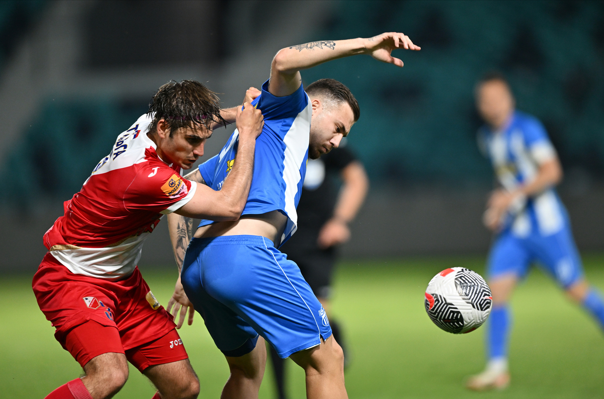 FILIP STOJILKOVIC, fudbaler OFK Beograda, na prvenstvenoj utakmici protiv Vojvodine, i SINISA TANJGA, na stadionu Kraljevica. Zajecar, 02.05.2025. foto: Mladjan Ivanovic / MN Press Fudbal, OFK Beograd, Vojvodina