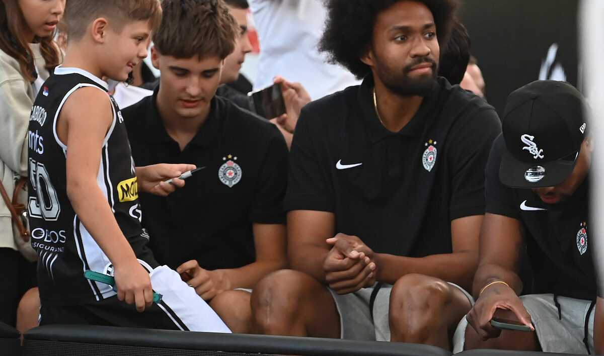 KK PARTIZAN, promocija novog Nike dresa, ispod Avalskog tornja. JABARI PARKER Dzabari Parker Avala, 28.08.2025. foto: Nebojsa Parausic Kosarka, KK Partizan