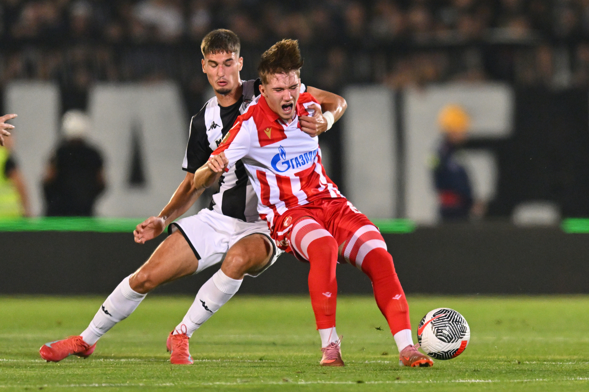 VASILIJE KOSTOV fudbaler Crvene zvezde na utakmici Superlige Prvenstva Srbije protiv NIKOLA SIMIC iz Partizana na stadionu Partizana, Beograd, 20.09.2025. godine Foto: Marko Metlas Fudbal, Crvena zvezda, Superliga Prvenstvo Srbije, Partizan