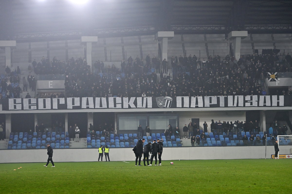 GROBARI navijaci fudbalera Partizana na utakmici Superlige Prvenstva Srbije protiv IMT na stadionu Lagator, Loznica 20.12.2025. godine Foto: Marko Metlas Fudbal, Partizan, Superliga Prvenstvo Srbije, IMT