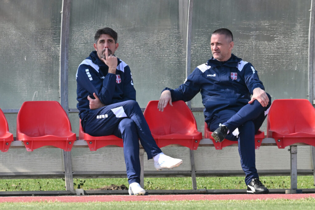 VELJKO PAUNOVIC selektor i trener i ZORAN MIRKOVIC BATA trener fudbalera reprezentacije Srbije igraci iz Superlige na trening utakmici u sportskom centru FSS, Stara Pazova 10.03.2026. godine Foto: Marko Metlas Fudbal, Srbija, Trening utakmica