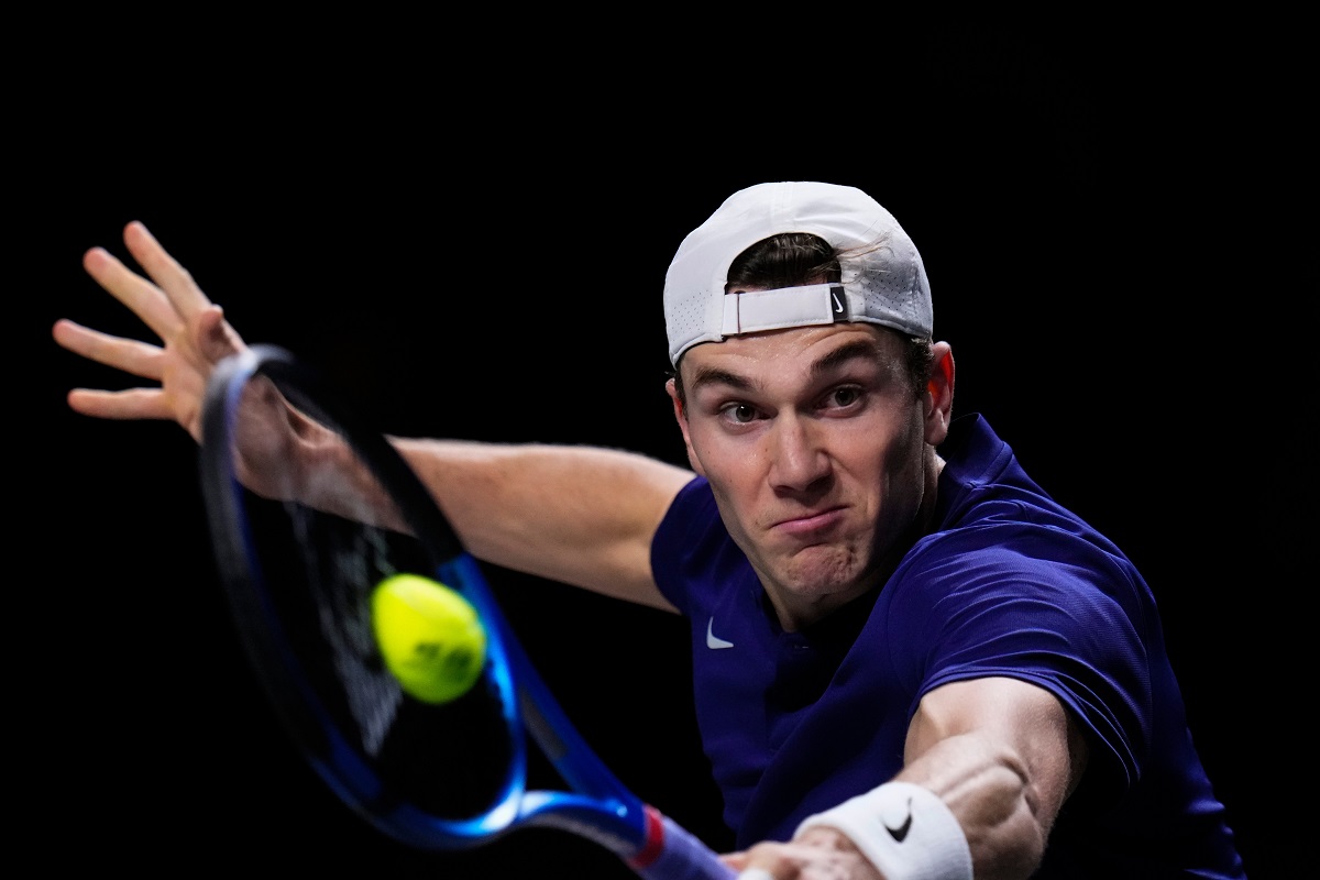 FILE -Britain's Jack Draper plays a shot against Serbia's Miomir Kecmanovic during a Davis Cup quarter-final tennis match between Serbia and United Kingdom in Malaga, Spain, Nov. 23, 2023. (AP Photo/Manu Fernandez, File)