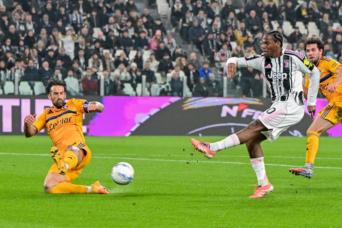 Juventus' Jonathan David makes an attempt on goal during the Italian Serie A soccer match between Juventus and Pisa in Genoa, Italy, Saturday, March 7, 2026. (Tano Pecoraro/LaPresse via AP)