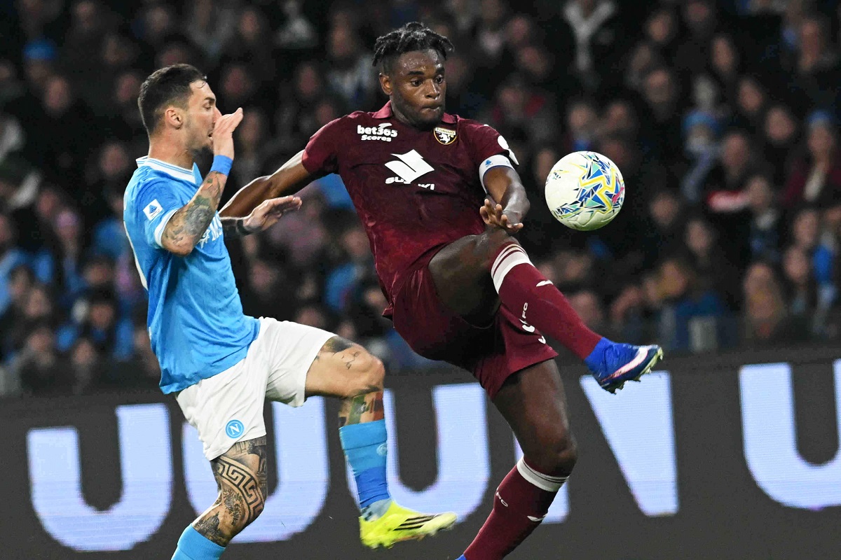 Torino's Duvan Zapata, right, and Napoli's Matteo Politano in action during the Serie A soccer match between Napoli and Torino in Naples, Italy, Friday March 6, 2026. (Alessandro Garofalo/LaPresse via AP)