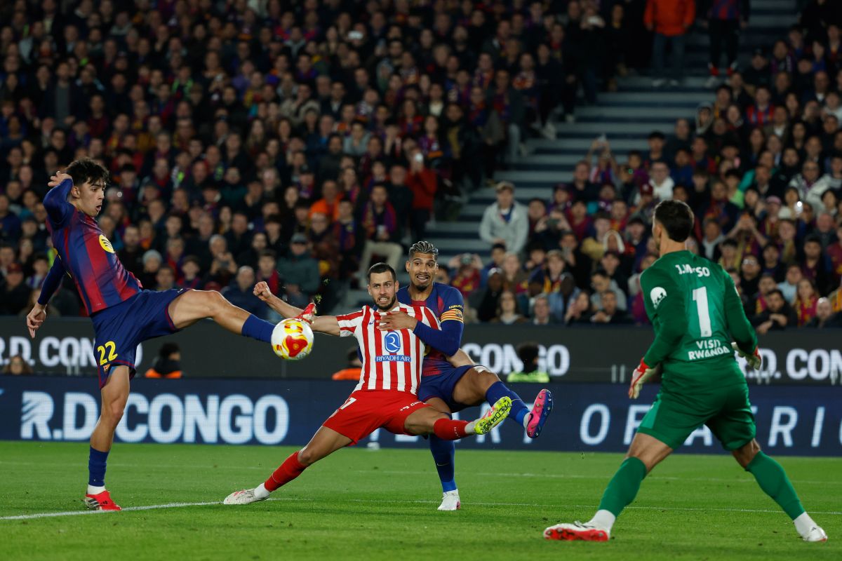 Barcelona's Marc Bernal scores his side's third goal during the Copa del Rey semifinal second leg soccer match between Barcelona and Atletico Madrid in Barcelona, Spain, Tuesday, March 3, 2026. (AP Photo/Joan Monfort)