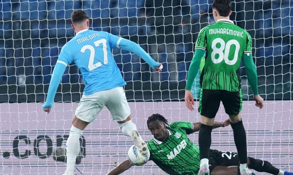 Lazio's Daniel Maldini, left, scores during the Serie A soccer match between Lazio and Sassuolo in Rome, Italy, Monday March 9, 2026. (Alfredo Falcone/LaPresse via AP)
