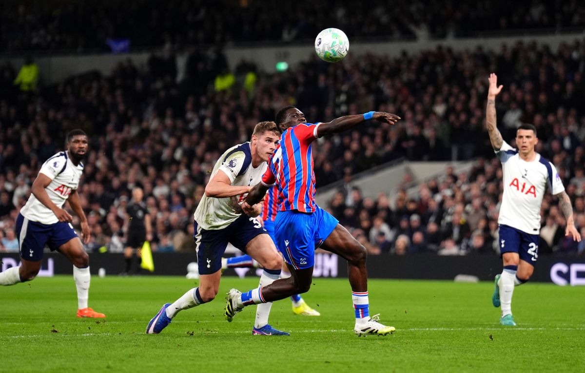 Tottenham Hotspur's Micky van de Ven, center left, fouls Crystal Palace's Ismaila Sarr resulting in a red card and a penalty during the English Premier League soccer match between Tottenham Hotspur and Crystal Palace in London, Thursday March 5, 2026. (John Walton/PA via AP)