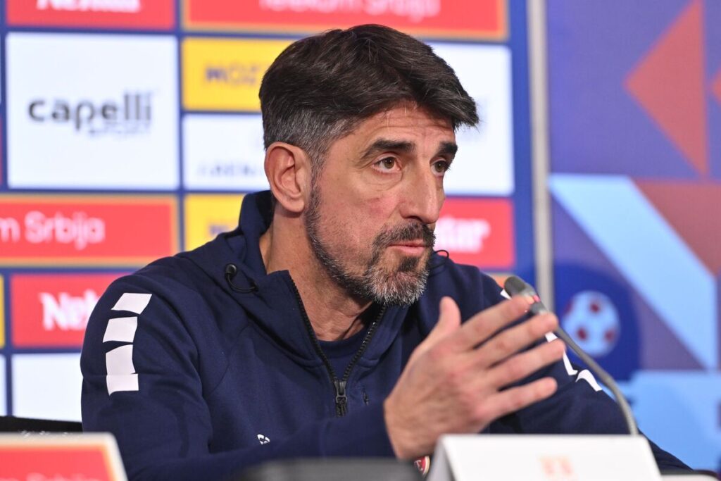 VELJKO PAUNOVIC selektor i trener fudbalera reprezentacije Srbije pres konferencija u sportskom centru FSS, Stara Pazova 30.03.2026. godine Foto: Marko Metlas
Fudbal, Srbija, Pres konferencija