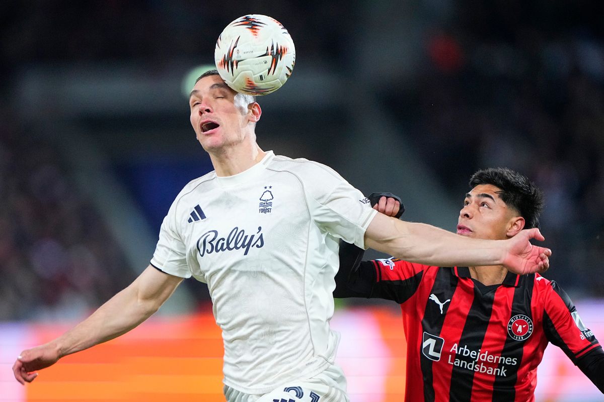 Nottingham Forest's Nikola Milenkovic, left, and Midtjylland's Dario Osorio in action during the Europa League soccer match between FC Midtjylland and Nottingham Forest in Herning, Denmark, Thursday March 19, 2026. (Bo Amstrup/Ritzau Scanpix via AP)