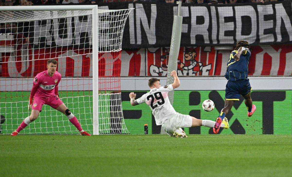 Porto's Terem Moffi, right, scores their side's first goal of the game during the round of 16, first leg soccer match of the Europa League between VfB Stuttgart and FC Porto, in Stuttgart, Germany, Thursday March 12, 2026. (Marijan Murat/dpa via AP)