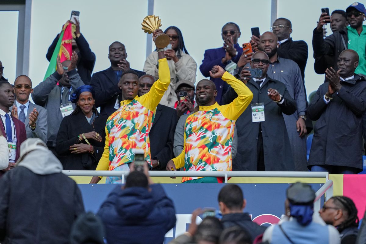 enegal players celebrate with the Africa Cup of Nations trophy ahead of the international friendly soccer match between Senegal and Peru in Saint-Denis, outside of Paris, Saturday, March 28, 2026. (AP Photo/Aurelien Morissard)