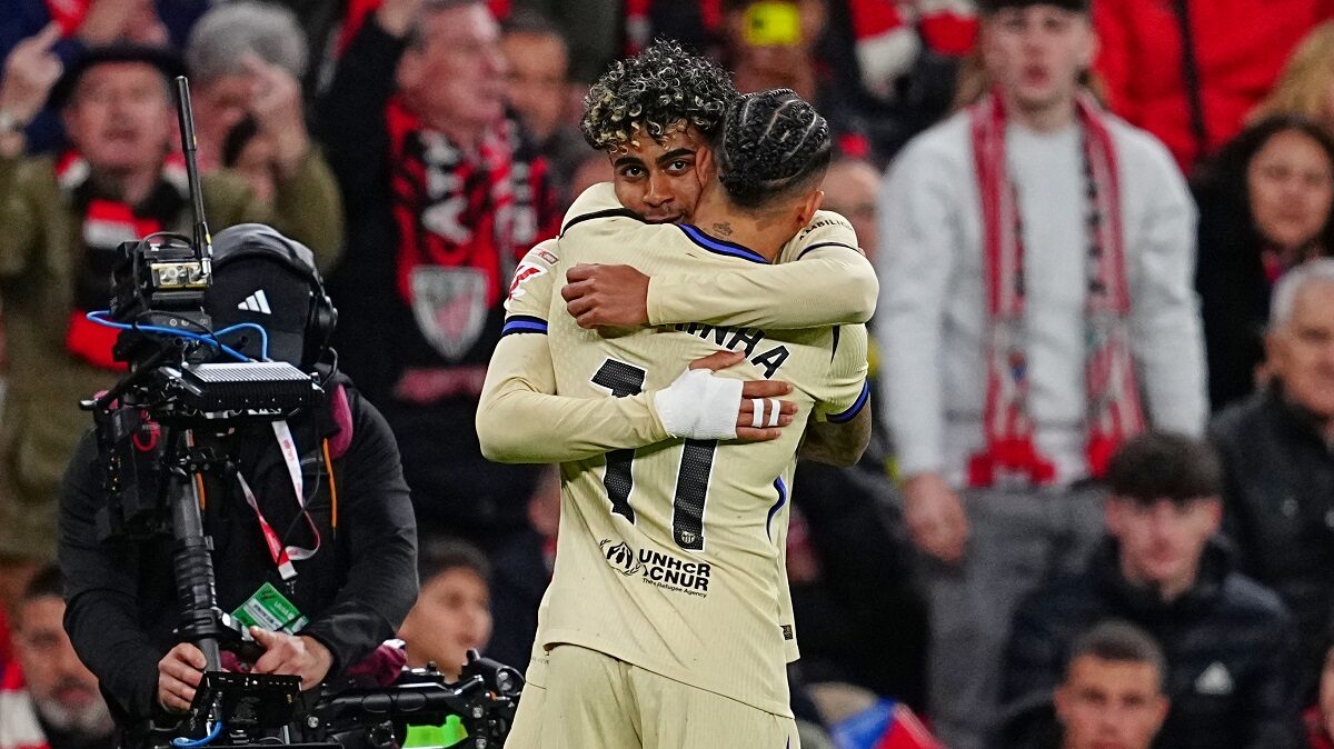Barcelona's Lamine Yamal, back, is congratulated after scoring his side's opening goal during the Spanish La Liga soccer match between Athletic Bilbao and Barcelona in Bilbao, Spain, Saturday, March 7, 2026. (AP Photo/Miguel Oses)