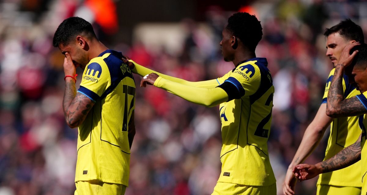 Tottenham Hotspur's Cristian Romero, left, leaves the field after colliding with his team mate Tottenham Hotspur goalkeeper Antonin Kinsky during the Premier League soccer match between Sunderland and Tottenham Hotspur, in Sunderland, England, Sunday April 12, 2026. (Owen Humphreys/PA via AP)