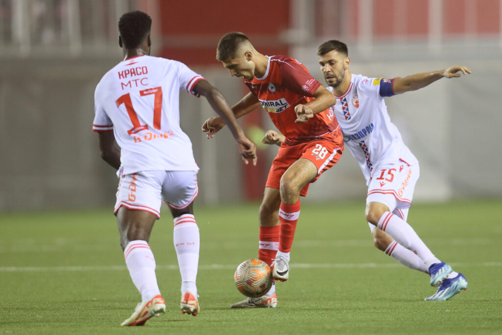 STEFAN GOLUBOVIC fudbaler IMT na utakmici Superlige Prvenstva Srbije protiv ALEKSANDAR DRAGOVIC iz Crvene zvezde na stadionu Vozdovca, Beograd, 28.10.2023. godine Foto: Marko Metlas Fudbal, Crvena zvezda, Superliga Prvenstvo Srbije, IMT