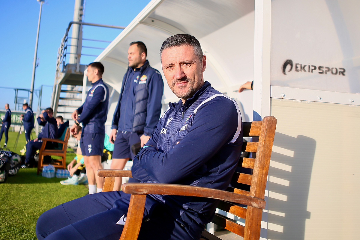 DUSAN KERKEZ trener fudbalera Boteva na prijateljskoj utakmici protiv Cukarickog na stadionu SC Kalista, Antalija 19.01.2025. godine Foto: Ivica Veselinov / MN PRESS FUDBAL, FOOTBALL, FK CUKARICKI, PRIPREME, ANTALIJA, TURSKA, BOTEV PLOVDIV