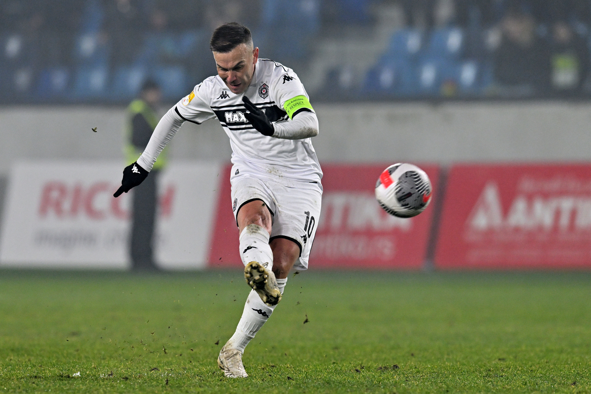 BIBARS NATCHO Bibars Natho fudbaler Partizana na utakmici Superlige Prvenstva Srbije protiv IMT na stadionu Lagator, Loznica 20.12.2025. godine Foto: Marko Metlas Fudbal, Partizan, Superliga Prvenstvo Srbije, IMT