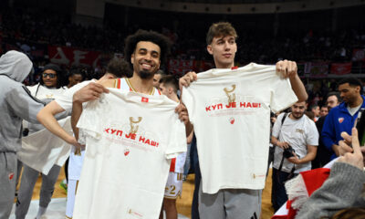 JORDAN NWORA Dzordan Nvora, LAZAR STOJKOVIC, i kosarkasi Crvene zvezde, proslavljaju pobedu na utakmici finala kupa Koraca protiv Mege, i osvajanje Kupa Koraca, u hali Cair. Nis, 21.02.2026. foto: Nebojsa Parausic Kosarka, KRK, Crvena zvezda, Mega