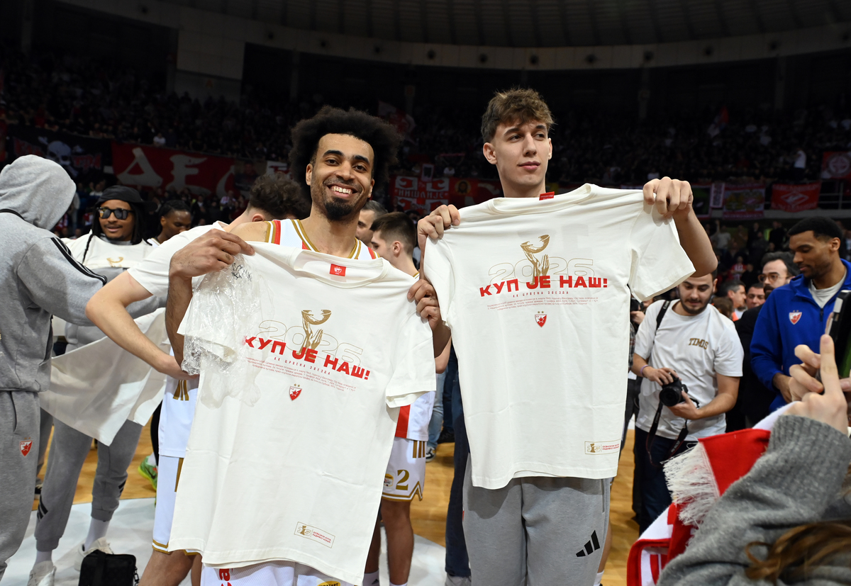 JORDAN NWORA Dzordan Nvora, LAZAR STOJKOVIC, i kosarkasi Crvene zvezde, proslavljaju pobedu na utakmici finala kupa Koraca protiv Mege, i osvajanje Kupa Koraca, u hali Cair. Nis, 21.02.2026. foto: Nebojsa Parausic Kosarka, KRK, Crvena zvezda, Mega