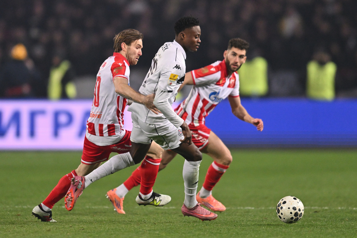 DEMBA SECK Demba Sek fudbaler Partizana na utakmici Superlige Prvenstva Srbije protiv ALEKSANDAR KATAI i NAYAIR TIKNIZYAN Najair Tiknizjan iz Crvene zvezde na stadionu Rajka Mitica, Beograd, 22.02.2026. godine Foto: Marko Metlas Fudbal, Crvena zvezda, Superliga Prvenstvo Srbije, Partizan