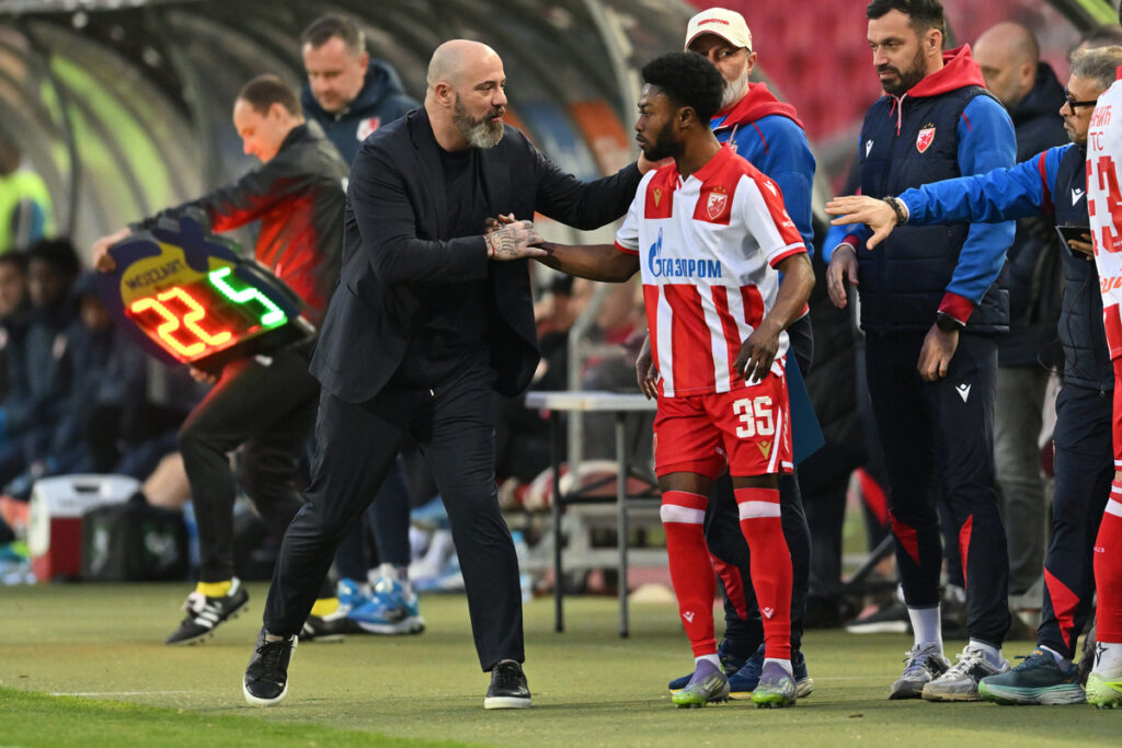 DOUGLAS OWUSU Daglas Ovusu i DEJAN STANKOVIC trener fudbalera Crvene zvezde na utakmici Superlige Prvenstva Srbije protiv Radnickog Nis na stadionu Rajka Mitica, Beograd, 21.03.2026. godine Foto: Marko Metlas Fudbal, Crvena zvezda, Superliga Prvenstvo Srbije, Radnicki Nis