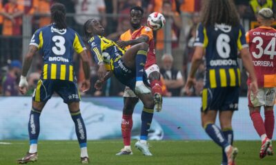 Fenerbahce's Sidiki Cherif, left, vies for th ball with Galatasaray's Davinson Sanchez during a Turkish Super Lig soccer match between Galatasaray and Fenerbahce in Istanbul, Turkey, Sunday, April 26, 2026. (AP Photo/Emrah Gurel)